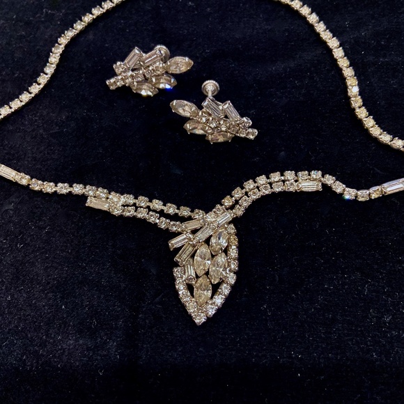 JA11-Vintage Hollywood Regency Rhinestone Necklace & Earrings Set - Picture 3 of 8